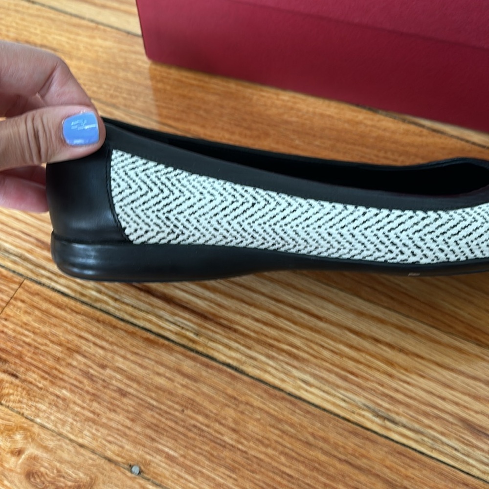 Authentic Salvatore Ferragamo flats, size 39 (8.5). Excellent used condition. - Picture 3 of 4